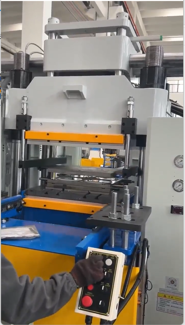 Ocak tenceresinin silikon contalarını yapmak için Silikon Enjeksiyon Makinesi